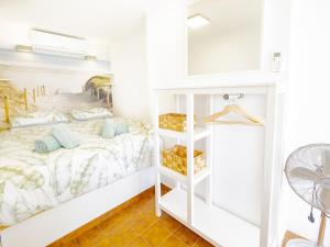 sypialnia z łóżkiem i malowidłem ściennym w obiekcie Cubo's Penthouse Cabopino Port Marbella & Parking w Marbelli +37 zdjęć