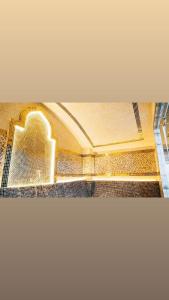 コスタナイにあるEco Hotel Tan Tengriの噴水のある建物の景色を望む客室です。