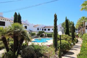 Willa z basenem i palmami w obiekcie Your Holiday home in Cabo Roig- Pool and great location w mieście Orihuela Costa