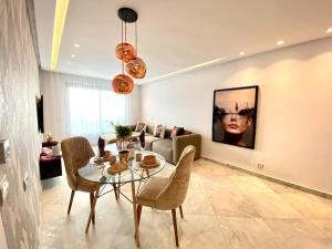 卡薩布蘭卡的住宿－Anfa living 06 - Luxury & Comfort near the Sea，客厅配有桌椅和沙发
