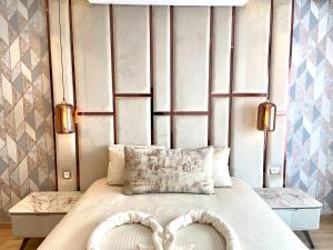 卡薩布蘭卡的住宿－Anfa living 06 - Luxury & Comfort near the Sea，卧室配有白色的床和带条纹的墙壁