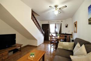 salon z kanapą i telewizorem w obiekcie Your Holiday home in Cabo Roig- Pool and great location w mieście Orihuela Costa
