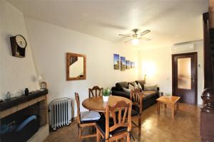 Część wypoczynkowa w obiekcie Your Holiday home in Cabo Roig- Pool and great location