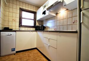 Kuchnia lub aneks kuchenny w obiekcie Your Holiday home in Cabo Roig- Pool and great location