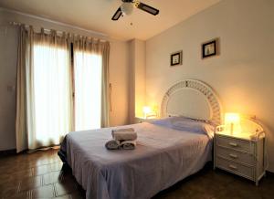 sypialnia z dużym łóżkiem z dużym lustrem w obiekcie Your Holiday home in Cabo Roig- Pool and great location w mieście Orihuela Costa