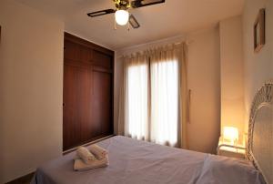Łóżko lub łóżka w pokoju w obiekcie Your Holiday home in Cabo Roig- Pool and great location