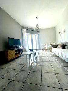 A television and/or entertainment centre at Villa Panorama