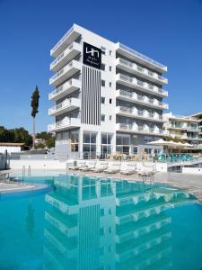 Bazén v ubytování NLH Mati Seafront - Neighborhood Lifestyle Hotels nebo v jeho okolí