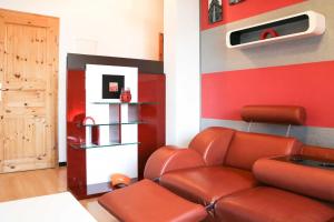a living room with a couch and a tv at Gaststaette & Pension Schinkenkrug in Hinrichshagen