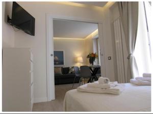 ナポリにあるViola's Homeのベッドルーム1室(ベッド1台付)、リビングルームが備わります。
