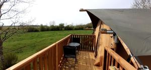 Tente Cabane du Camping Hautoreille的阳台或露台