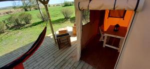 Tente Cabane du Camping Hautoreille外面的花园