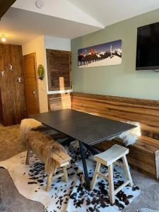 a ping pong table and two chairs in a room at Tignes 2100, tout confort in Tignes