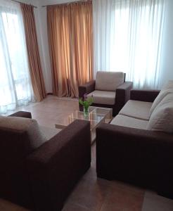uma sala de estar com dois sofás e uma mesa de centro em Апартаменти плаж Червенка em Černomorec