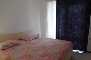 um quarto com uma cama e uma janela em Апартаменти плаж Червенка em Černomorec