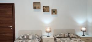 Llit o llits en una habitació de Lorenza Letting Maisonette