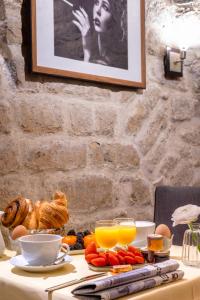 อาหารเช้าซึ่งให้บริการแก่ผู้เข้าพักที่ Hôtel Delavigne