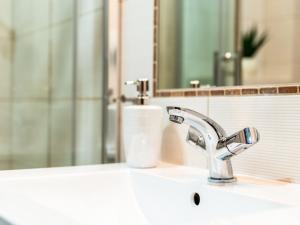 Kúpeľňa v ubytovaní Markowe Apartamenty Złoty Park