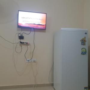 A television and/or entertainment centre at شاليهات للعائلات بمنتجع ريتال فيو الساحل الشمالى