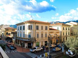 una strada cittadina con auto parcheggiate davanti agli edifici di Elegante e panoramico Appartamento a Montecatini Terme