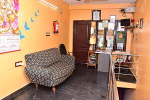 a waiting room with a chair in a room at Sri Krishna Guest House in Puducherry