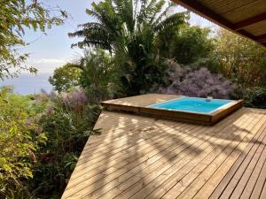 Hồ bơi trong/gần Cottage chaleureux avec vue mer et piscine