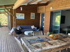 Khu vực ghế ngồi tại Cottage chaleureux avec vue mer et piscine