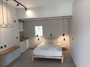Säng eller sängar i ett rum på Galini Studios & Apartments