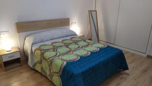 sypialnia z dużym łóżkiem i 2 szafkami nocnymi w obiekcie Atractivo apartamento en la playa con parking w mieście Roquetas de Mar