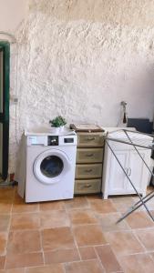 lavadora en una habitación con pared en Casa di Magda2, en Reggio Calabria