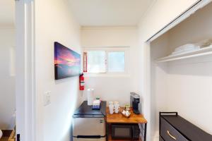 国王海滩The Chalet at Kings Beach Unit 1的带桌子和冰箱的小厨房