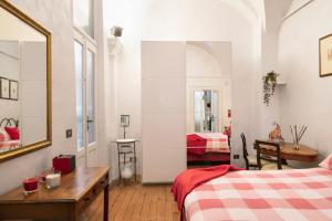 Schlafzimmer mit einem Bett, einem Tisch und einem Spiegel in der Unterkunft Sweet Home Pitti in Crema
