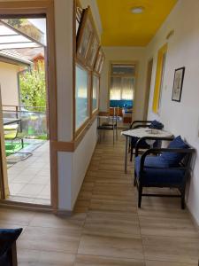 um corredor com uma mesa e cadeiras e uma varanda em Guest House Pavlovic em Sokobanja