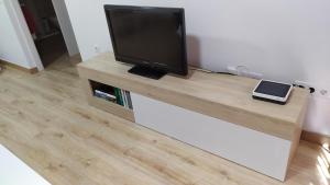 Telewizja i/lub zestaw kina domowego w obiekcie Atractivo apartamento en la playa con parking