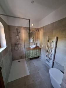 Et badeværelse på Joli mas "Rêve de lune" en plein coeur du Luberon