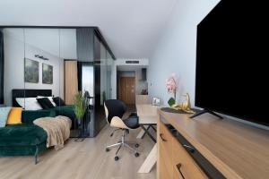 Televízia a/alebo spoločenská miestnosť v ubytovaní Easy Rent Apartments - BRILLIANT