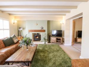 uma sala de estar com um sofá e uma lareira em Deanery View em Darlington
