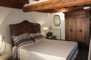 una camera con letto e testiera in legno di Florence Pitti Loft a Firenze