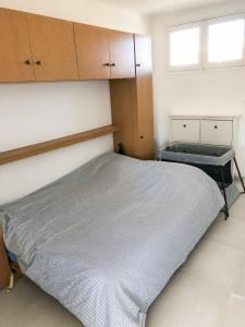 een slaapkamer met een bed, kasten en een raam bij Appartement avec terrasse à 100m de la plage in Saint-Cyr-sur-Mer