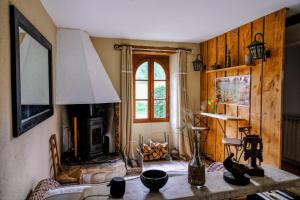 TV a/nebo společenská místnost v ubytování Bains de Secours, Chambres d'hotes + 26 fotografií