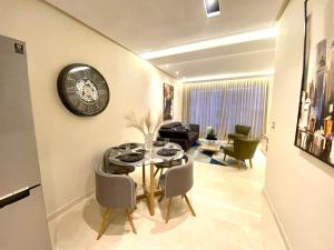 Khu vực ghế ngồi tại Pearl 31 - classy, brand new w/ balcony +37 ảnh