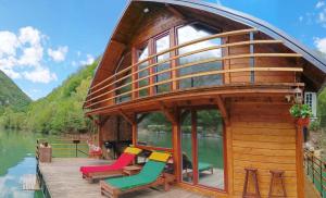 a house on a boat on the water at kucica na vodi drinski snovi in Mali Zvornik