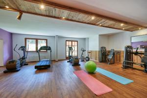 Posilňovňa alebo fitness centrum v ubytovaní Vitalhotel Gosau
