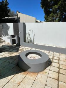 - des toilettes assises au sol à côté d'un mur dans l'établissement Guest house on Gillian Unit 4, à Ballito