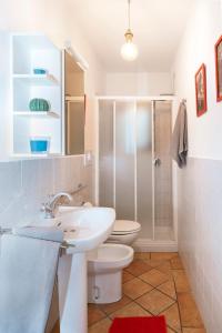 y baño con aseo, lavabo y ducha. en Sweet Home Pitti Verdelli, en Crema