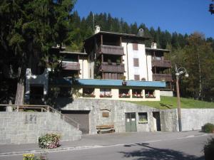 un gran edificio con balcón en una colina en Trilocale Brentalì, en Madonna di Campiglio