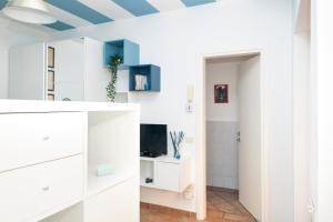 Habitación con armarios blancos y techo azul. en Sweet Home Pitti Verdelli, en Crema