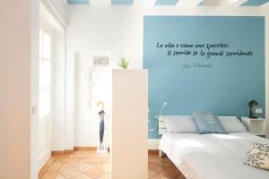 1 dormitorio con 1 cama con pared azul en Sweet Home Pitti Verdelli en Crema