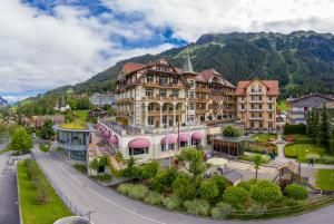 een luchtzicht op een stad met een berg bij Arenas Resort Victoria-Lauberhorn in Wengen