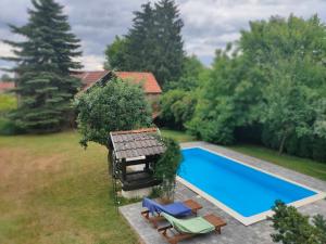 an overhead view of a swimming pool in a yard at Guest House Zajec in Kuzminec